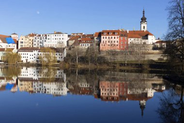 Güneşli Kraliyet ortaçağ şehir Pisek kalenin yukarıda nehrin Otava, Çek Cumhuriyeti ile kış 