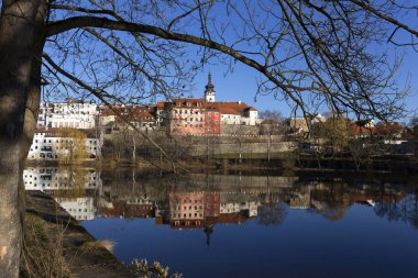 Güneşli Kraliyet ortaçağ şehir Pisek kalenin yukarıda nehrin Otava, Çek Cumhuriyeti ile kış 