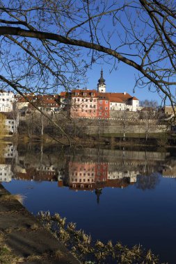 Güneşli Kraliyet ortaçağ şehir Pisek kalenin yukarıda nehrin Otava, Çek Cumhuriyeti ile kış 