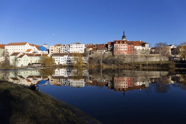 Güneşli Kraliyet ortaçağ şehir Pisek kalenin yukarıda nehrin Otava, Çek Cumhuriyeti ile kış 