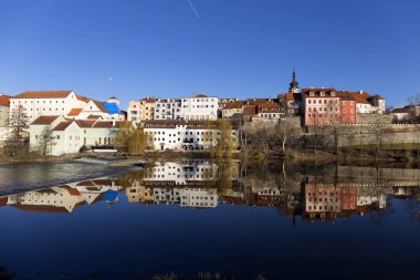 Güneşli Kraliyet ortaçağ şehir Pisek kalenin yukarıda nehrin Otava, Çek Cumhuriyeti ile kış 