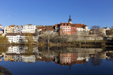 Güneşli Kraliyet ortaçağ şehir Pisek kalenin yukarıda nehrin Otava, Çek Cumhuriyeti ile kış 