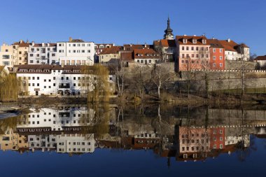 Güneşli Kraliyet ortaçağ şehir Pisek kalenin yukarıda nehrin Otava, Çek Cumhuriyeti ile kış 