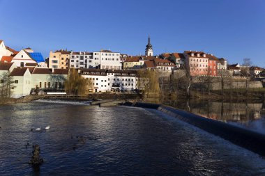 Güneşli Kraliyet ortaçağ şehir Pisek kalenin yukarıda nehrin Otava, Çek Cumhuriyeti ile kış 