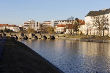Güneşli kış en eski taş köprü nehir Otava, Pisek, Çek Cumhuriyeti yukarıda Orta Avrupa'da