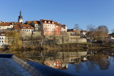 Güneşli Kraliyet ortaçağ şehir Pisek kalenin yukarıda nehrin Otava, Çek Cumhuriyeti ile kış 