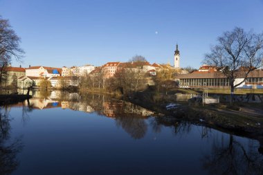 Güneşli Kraliyet ortaçağ şehir Pisek kalenin yukarıda nehrin Otava, Çek Cumhuriyeti ile kış 