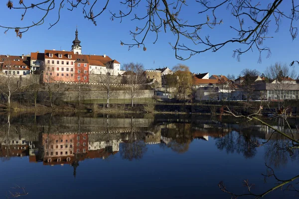 Güneşli Kraliyet ortaçağ şehir Pisek kalenin yukarıda nehrin Otava, Çek Cumhuriyeti ile kış 