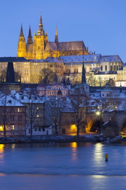 Gotik Castle, Aziz Nicholas Katedrali ve Charles Köprüsü, Çek Cumhuriyeti ile gece karlı Prag Lesser Town