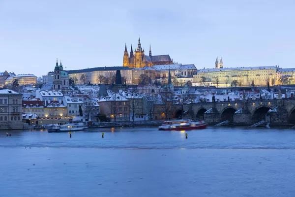 Natt Snöiga Lillsidan Prag Med Gotiska Slott Nikolas Katedralen Och — Stockfoto
