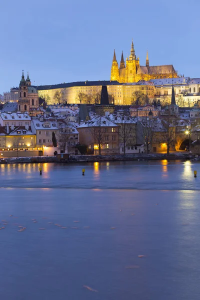 Gotik Castle, Aziz Nicholas Katedrali ve Charles Köprüsü, Çek Cumhuriyeti ile gece karlı Prag Lesser Town