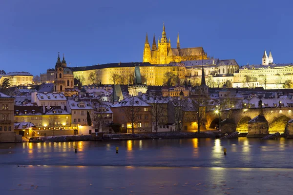 Noche Nevada Praga Ciudad Menor Con Castillo Gótico Catedral San — Foto de Stock