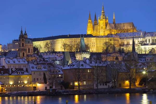 Nacht Besneeuwde Praag Lesser Town Met Gotische Kasteel Nicholas Kathedraal — Stockfoto