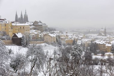 Karlı sisli Prague City ile Gotik kale üzerinden Hill Petrin, Çek Cumhuriyeti