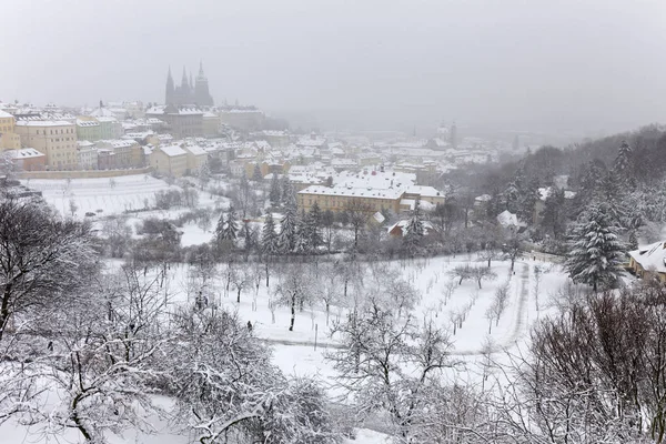 Snöiga Dimmigt Prague City Med Gotiska Slottet Från Kullen Petrin — Stockfoto