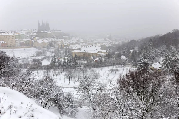 Ville Prague Brouillard Enneigé Avec Château Gothique Hill Petrin République — Photo