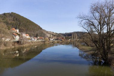 Kış kasaba Karlstejn güneşli gün, Çek Cumhuriyeti Prag yakınlarındaki