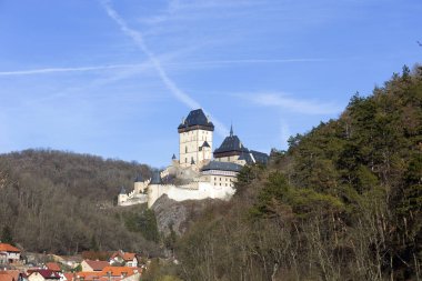 Kış Kraliyet Gotik Castle Karlstejn güneşli gün, Çek Cumhuriyeti Prag yakınlarındaki