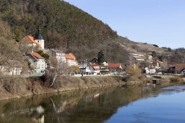 Kış kasaba Karlstejn güneşli gün, Çek Cumhuriyeti Prag yakınlarındaki