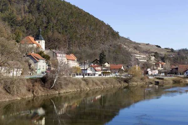 Kış kasaba Karlstejn güneşli gün, Çek Cumhuriyeti Prag yakınlarındaki
