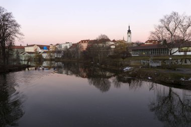 Kış akşam Kraliyet ortaçağ şehir Pisek ile kalenin yukarıda nehrin Otava, Çek Cumhuriyeti 