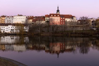 Kış akşam Kraliyet ortaçağ şehir Pisek ile kalenin yukarıda nehrin Otava, Çek Cumhuriyeti 