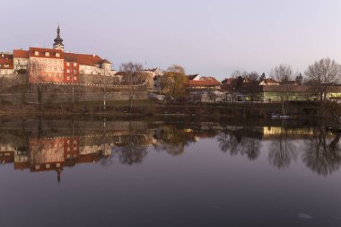 Kış akşam Kraliyet ortaçağ şehir Pisek ile kalenin yukarıda nehrin Otava, Çek Cumhuriyeti 