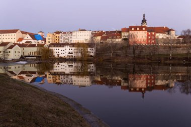 Kış akşam Kraliyet ortaçağ şehir Pisek ile kalenin yukarıda nehrin Otava, Çek Cumhuriyeti 