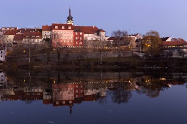 Kış akşam Kraliyet ortaçağ şehir Pisek ile kalenin yukarıda nehrin Otava, Çek Cumhuriyeti 