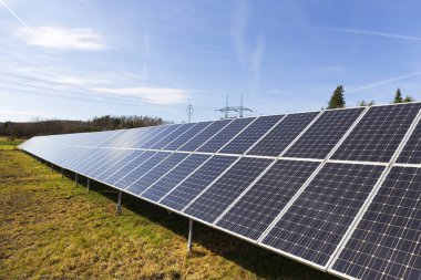 Erken Bahar çayır üzerinde Solar Power Station 