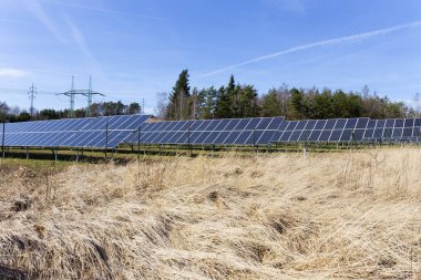 Erken Bahar çayır üzerinde Solar Power Station 