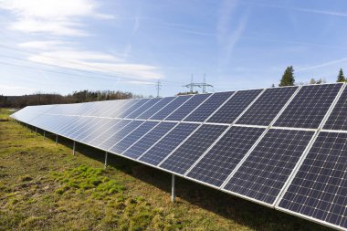 Erken Bahar çayır üzerinde Solar Power Station 