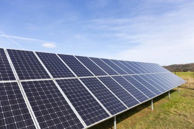 Erken Bahar çayır üzerinde Solar Power Station 