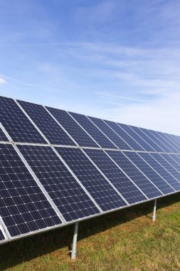 Erken Bahar çayır üzerinde Solar Power Station 