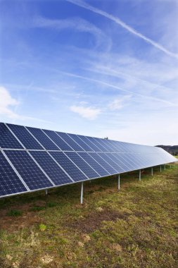 Erken Bahar çayır üzerinde Solar Power Station 