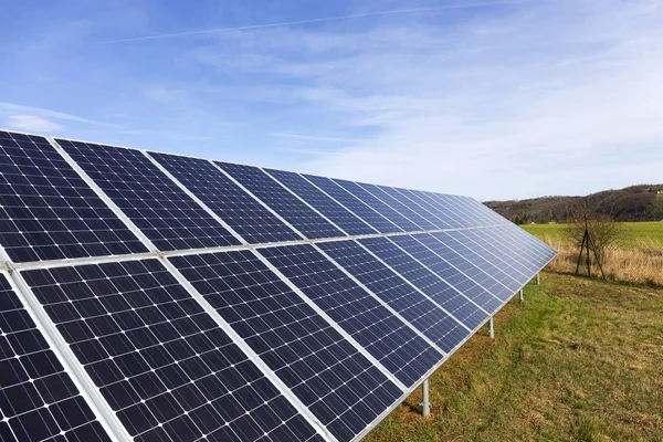 Erken Bahar Çayır Üzerinde Solar Power Station — Stok fotoğraf