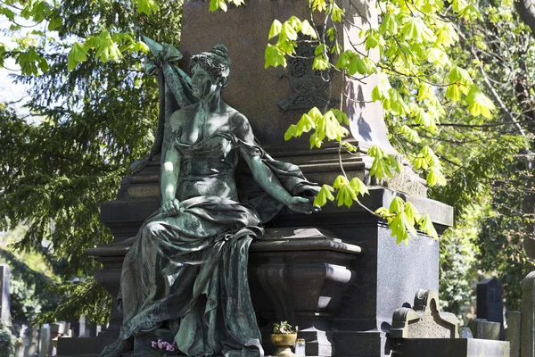 Tarihi heykel üzerinde gizemli eski Prag Mezarlığı, Çek Cumhuriyeti