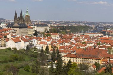 Bahar Prague City ile Gotik Kalesi ve yeşil doğa ve çiçekli ağaçlar, Çek Cumhuriyeti