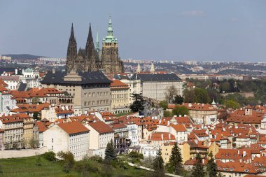 Bahar Prague City ile Gotik Kalesi ve yeşil doğa ve çiçekli ağaçlar, Çek Cumhuriyeti