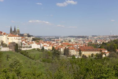 Bahar Prague City ile Gotik Kalesi ve yeşil doğa ve çiçekli ağaçlar, Çek Cumhuriyeti