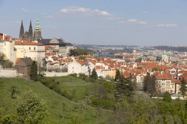 Bahar Prague City ile Gotik Kalesi ve yeşil doğa ve çiçekli ağaçlar, Çek Cumhuriyeti