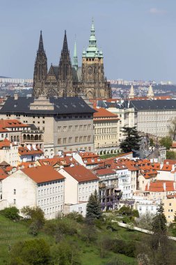 Bahar Prague City ile Gotik Kalesi ve yeşil doğa ve çiçekli ağaçlar, Çek Cumhuriyeti