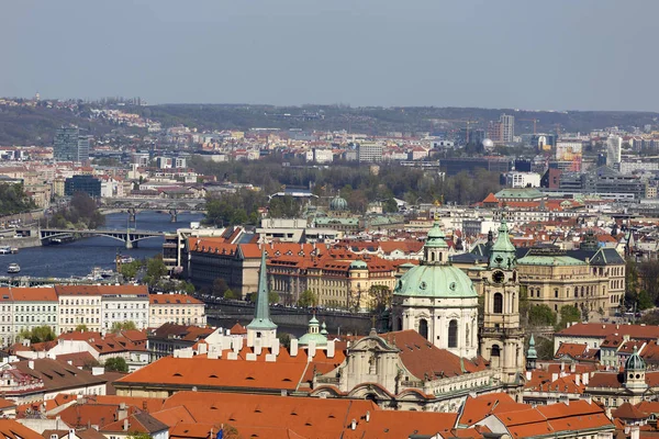 Spring Prague City Med Den Gröna Naturen Och Blommande Träd — Stockfoto