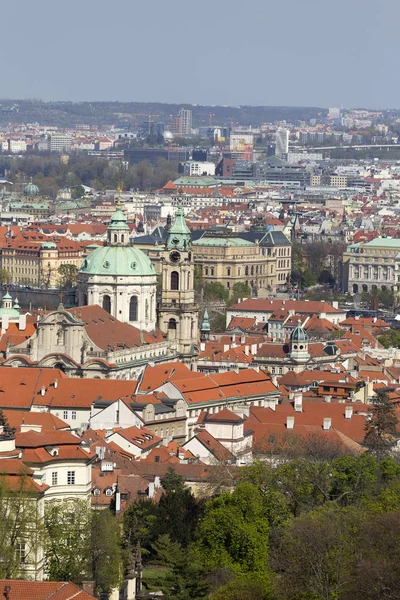 Frühling Prag Stadt Mit Der Grünen Natur Und Blühenden Bäumen — Stockfoto