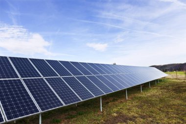 Erken Bahar çayır üzerinde Solar Power Station 