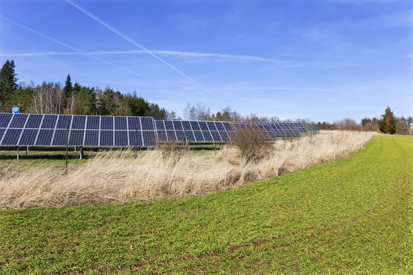 풀밭에 태양광 발전소 — 스톡 사진
