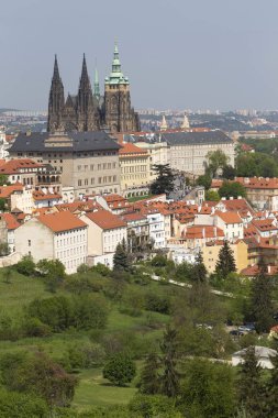 Prag İlkbaharında Gotik Kalesi, Yeşil Doğa ve Çiçekli Ağaçlar Çek Cumhuriyeti, Petrin Tepesi 'nden