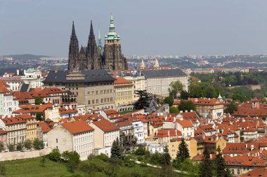 Prag İlkbaharında Gotik Kalesi, Yeşil Doğa ve Çiçekli Ağaçlar Çek Cumhuriyeti, Petrin Tepesi 'nden