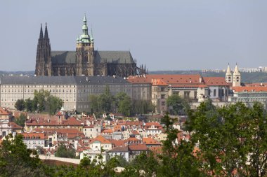 Prag İlkbaharında Gotik Kalesi, Yeşil Doğa ve Çiçekli Ağaçlar Çek Cumhuriyeti, Petrin Tepesi 'nden
