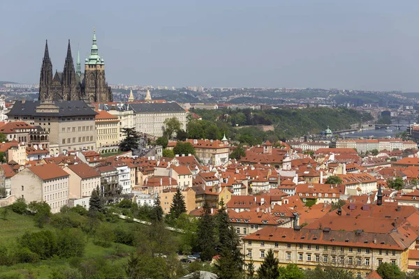 Printemps Prague Ville Avec Château Gothique Nature Verte Des Arbres — Photo